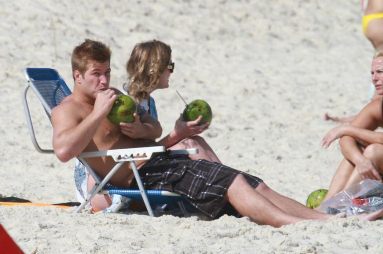 O ex-BBB Diego Alemão descansa na praia da Barra da Tijuca