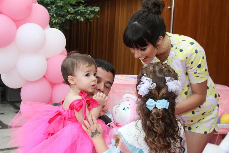 Fernanda Pontes, Diogo Boni e Maria Luiza com Isabella, filha de Boninho e Ana Furtado