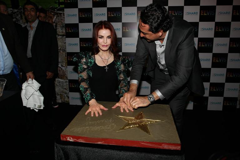 Priscilla Presley deixa sua marca em exposição