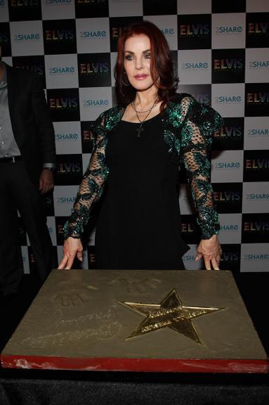 Priscilla Presley deixa sua marca em exposição