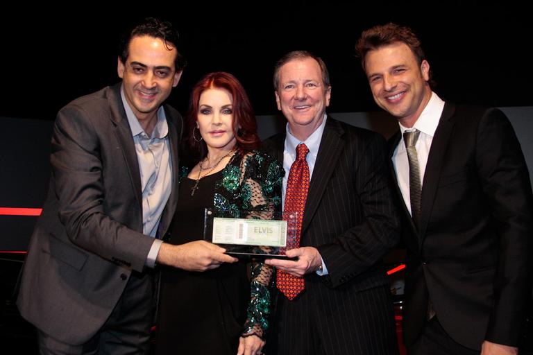 Priscilla Presley cercada por Rafael Reisman, Jack Solden e Cássio Reis