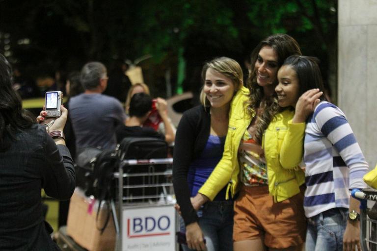 Nicole Bahls faz fotos com fãs em aeroporto