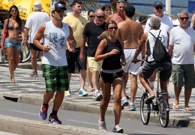 Thiago Rodrigues e Cristiane Dias caminham juntos em Ipanema