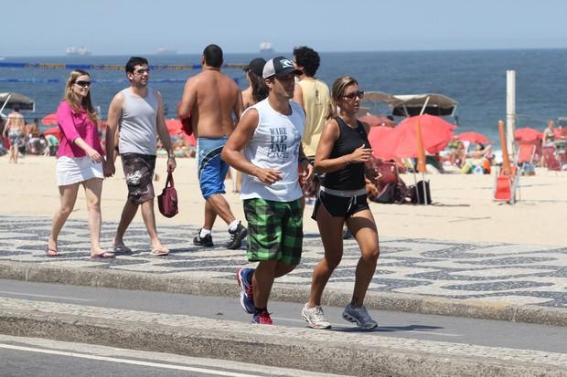 Thiago Rodrigues e Cristiane Dias caminham juntos em Ipanema