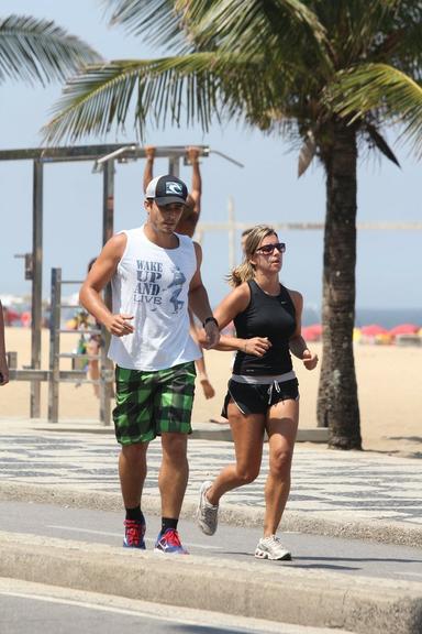 Thiago Rodrigues e Cristiane Dias caminham juntos em Ipanema