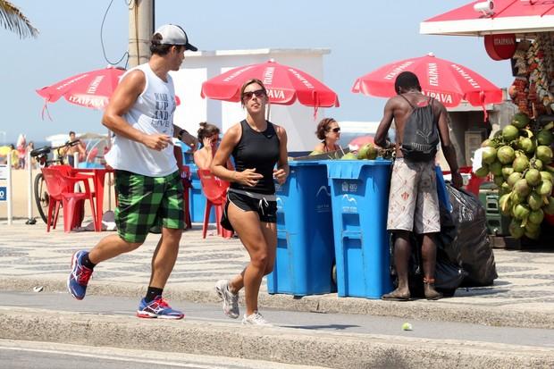 Thiago Rodrigues e Cristiane Dias caminham juntos em Ipanema