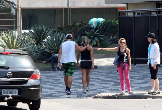 Thiago Rodrigues e Cristiane Dias caminham juntos em Ipanema