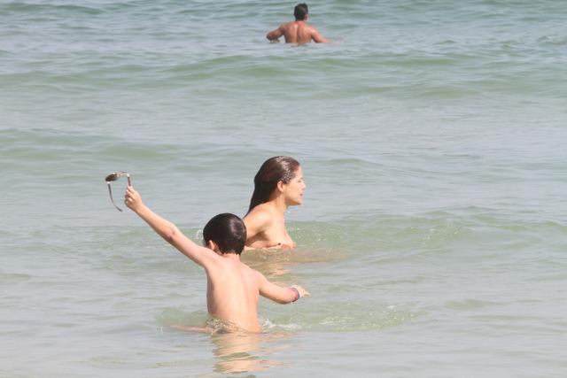 Nivea Stelmann e o filho Miguel: tarde de praia no Rio de Janeiro