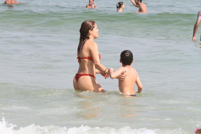 Nivea Stelmann e o filho Miguel: tarde de praia no Rio de Janeiro