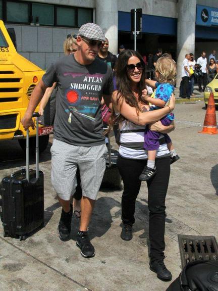 Alanis Morissette desembarca no Rio de Janeiro com o marido e o filho, o pequeno Ever