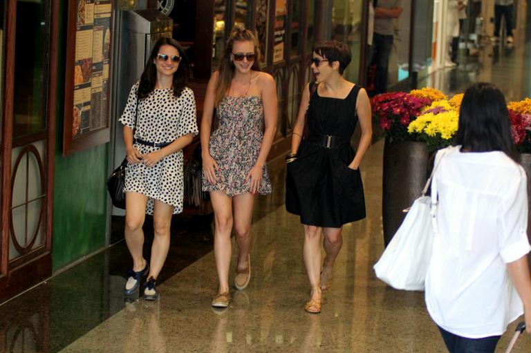 Bianca Comparato, Carol Abras e Débora Falabella curtem tarde juntas no Rio de Janeiro