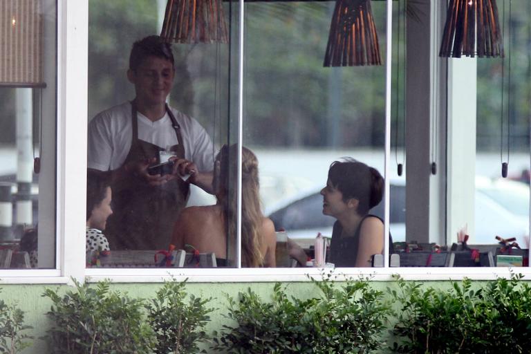 Bianca Comparato, Carol Abras e Débora Falabella curtem tarde juntas no Rio de Janeiro