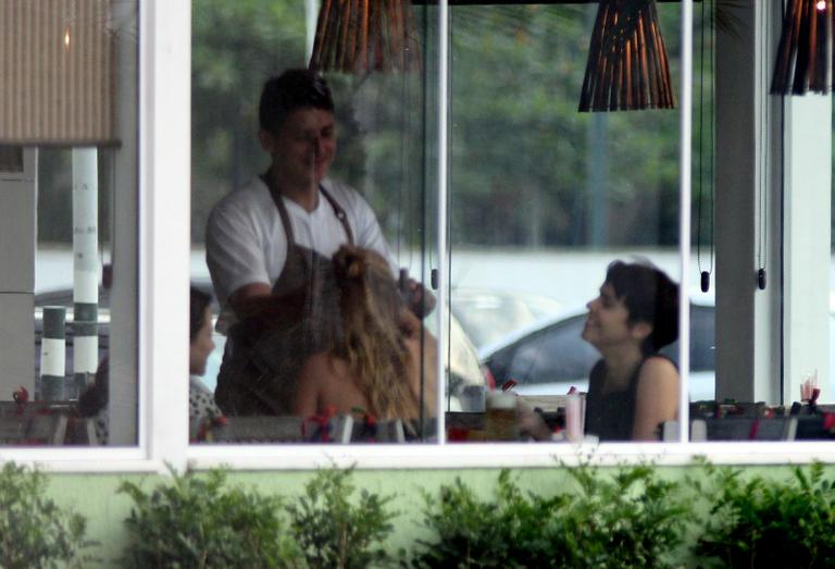 Bianca Comparato, Carol Abras e Débora Falabella curtem tarde juntas no Rio de Janeiro