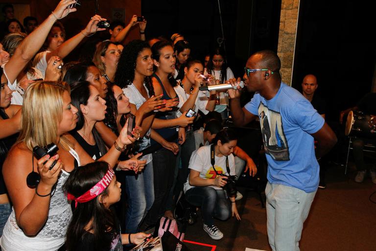 Thiaguinho canta para fãs em rádio de São Paulo