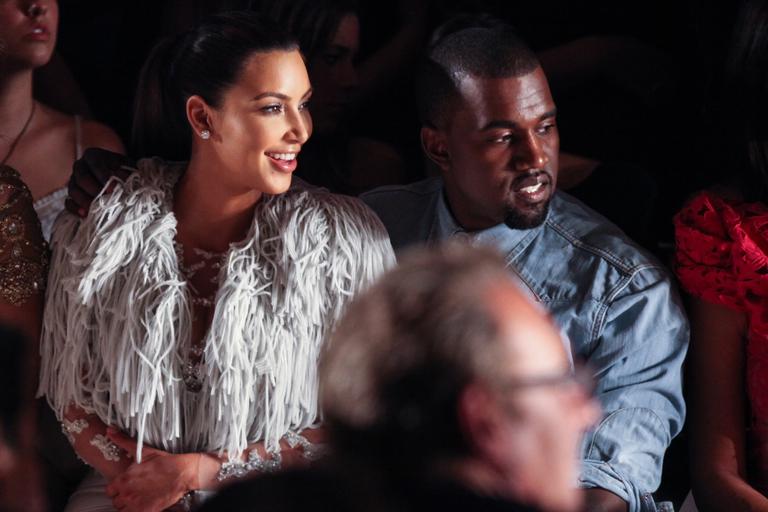 Kim Kardashian e Kanye West conferem desfile de Marchesa