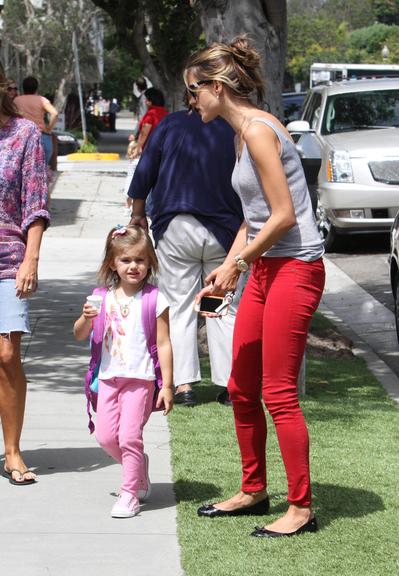 Alessandra Ambrosio e Anja se divertem em saída de escola na Califórnia, Estados Unidos