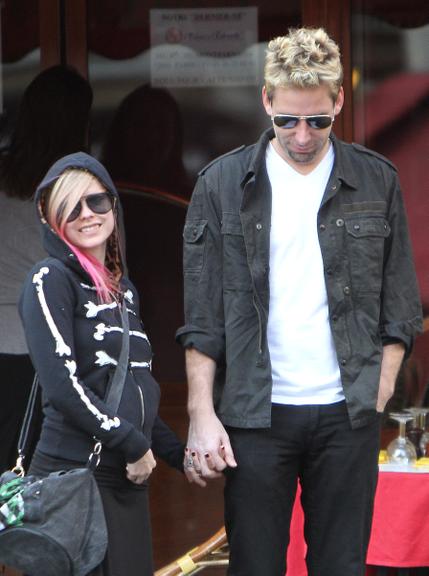 Avril Lavigne e Chad Kroeger passeiam de mãos dadas pelas ruas de Paris, na França