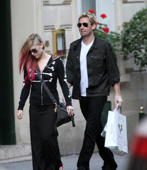 Avril Lavigne e Chad Kroeger passeiam de mãos dadas pelas ruas de Paris, na França