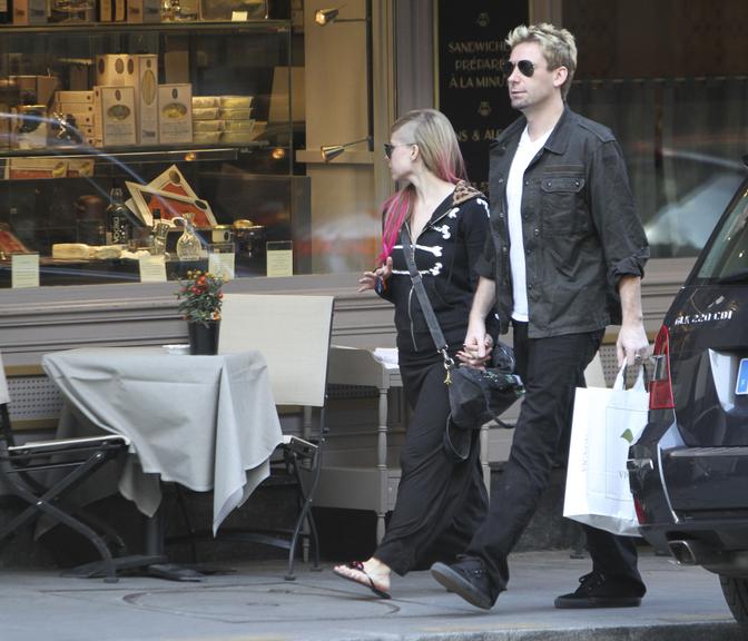 Avril Lavigne e Chad Kroeger passeiam de mãos dadas pelas ruas de Paris, na França