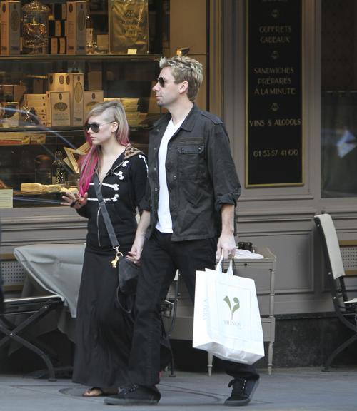 Avril Lavigne e Chad Kroeger passeiam de mãos dadas pelas ruas de Paris, na França