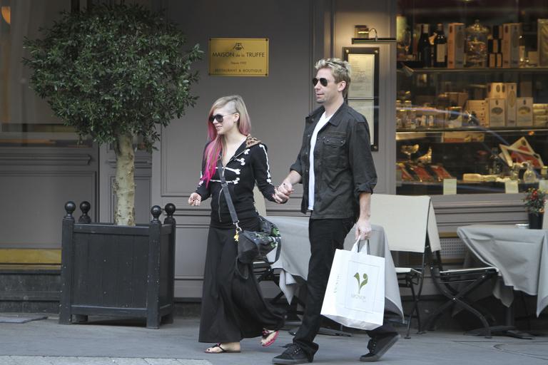 Avril Lavigne e Chad Kroeger passeiam de mãos dadas pelas ruas de Paris, na França