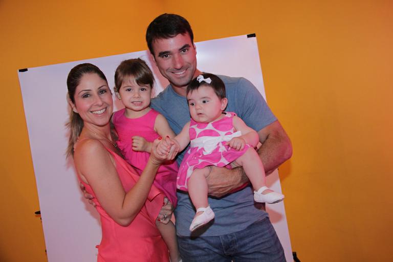 Patrícia Maldonado e Guilherme Arruda com Nina e Maitê