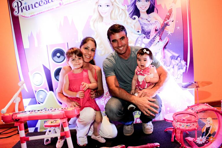 Patrícia Maldonado e Guilherme Arruda com Nina e Maitê