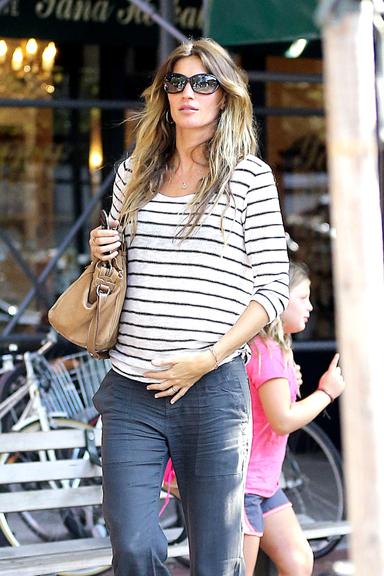 Grávida, Gisele Bündchen passeia por Nova York, Estados Unidos