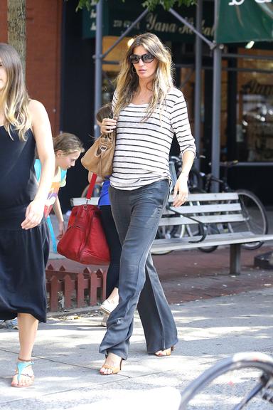 Grávida, Gisele Bündchen passeia por Nova York, Estados Unidos