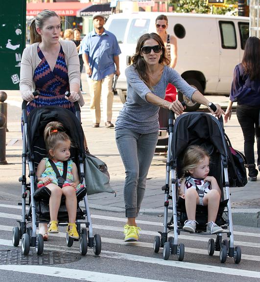 Sarah Jessica Parker e suas gêmeas, Tabitha e Marion, em tarde de passeio por Nova York, Estados Unidos