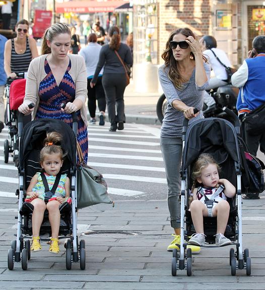 Sarah Jessica Parker e suas gêmeas, Tabitha e Marion, em tarde de passeio por Nova York, Estados Unidos