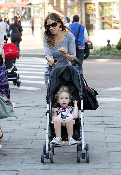 Sarah Jessica Parker e suas gêmeas, Tabitha e Marion, em tarde de passeio por Nova York, Estados Unidos