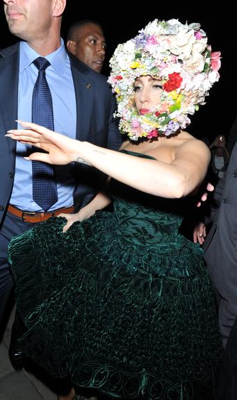 Lady Gaga aparece com flores na cabeça em Londres, na na Inglaterra