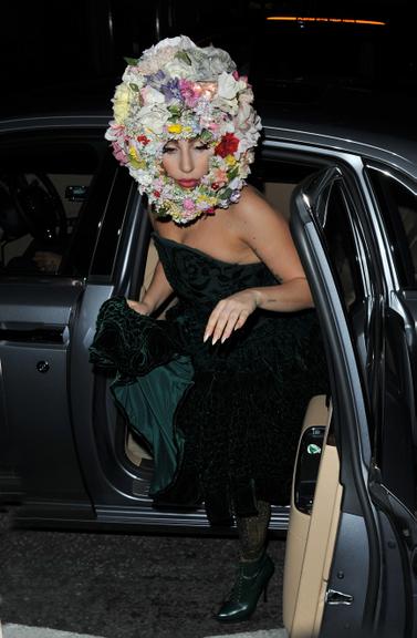 Lady Gaga aparece com flores na cabeça em Londres, na na Inglaterra