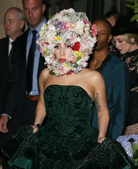 Lady Gaga aparece com flores na cabeça em Londres, na na Inglaterra