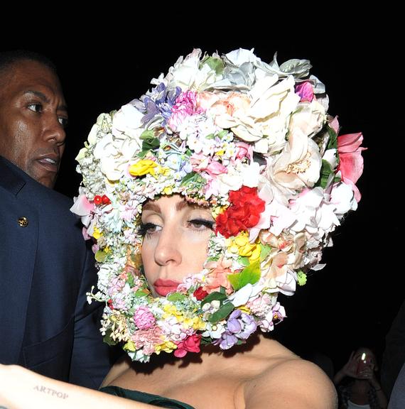 Lady Gaga aparece com flores na cabeça em Londres, na na Inglaterra