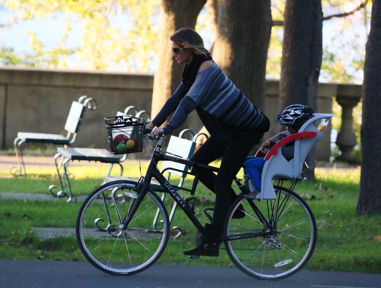 Gisele Bündchen faz passeio de bicicleta com o pequeno Benjamin em Boston, Estados Unidos