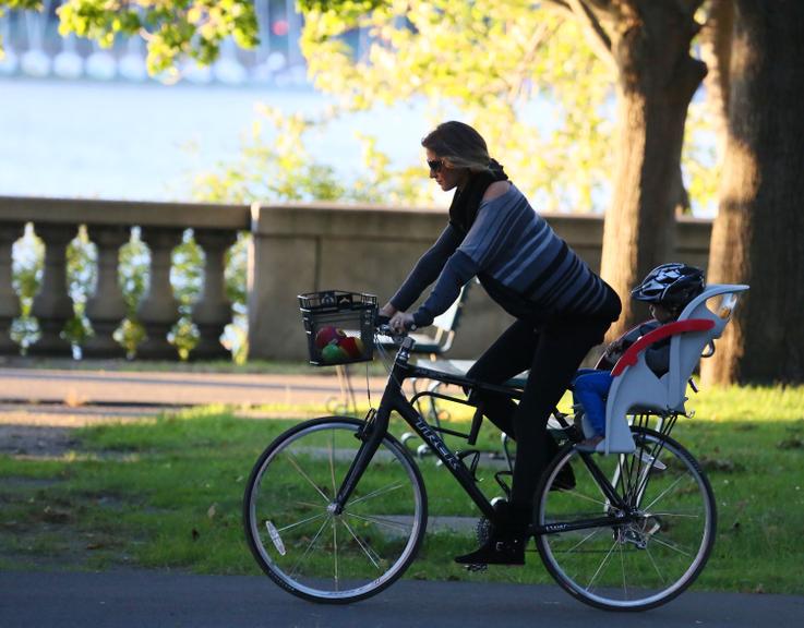 Gisele Bündchen faz passeio de bicicleta com o pequeno Benjamin em Boston, Estados Unidos