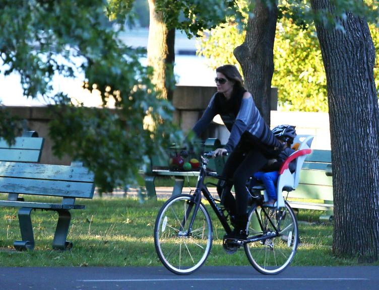 Gisele Bündchen faz passeio de bicicleta com o pequeno Benjamin em Boston, Estados Unidos