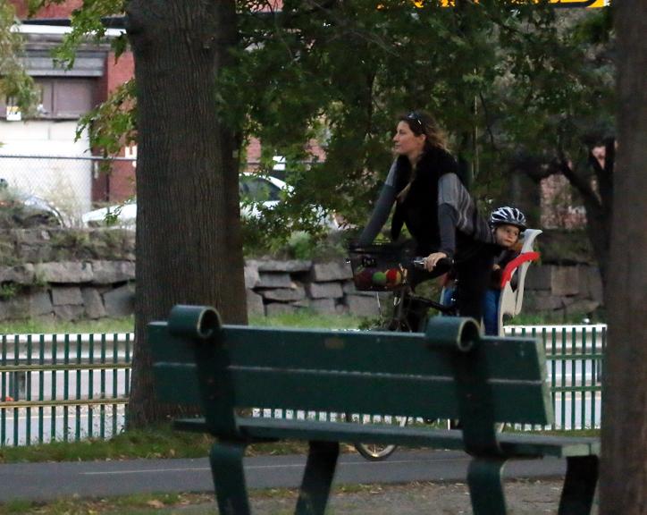 Gisele Bündchen faz passeio de bicicleta com o pequeno Benjamin em Boston, Estados Unidos