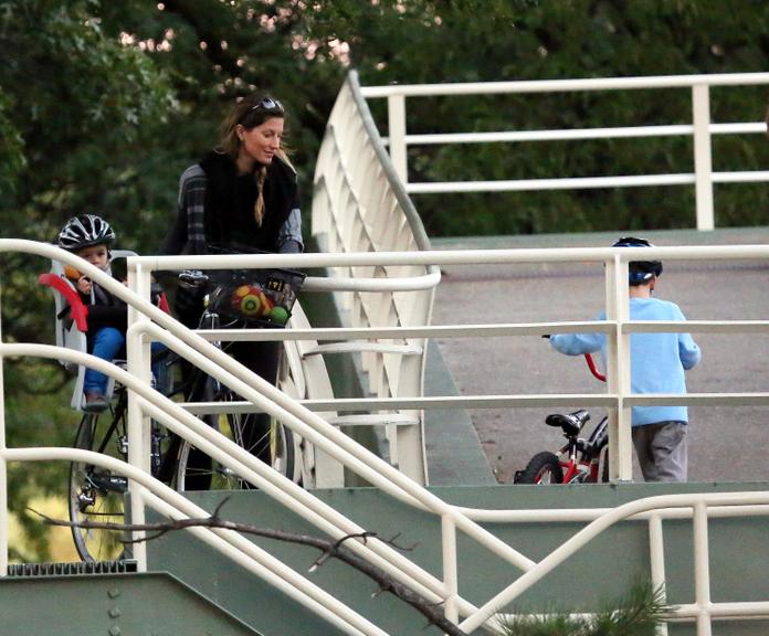 Gisele Bündchen faz passeio de bicicleta com o pequeno Benjamin em Boston, Estados Unidos