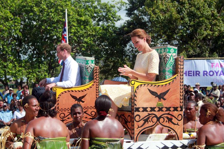 Príncipe William e Kate Middleton são carregados em Tuvalu, na Polinésia