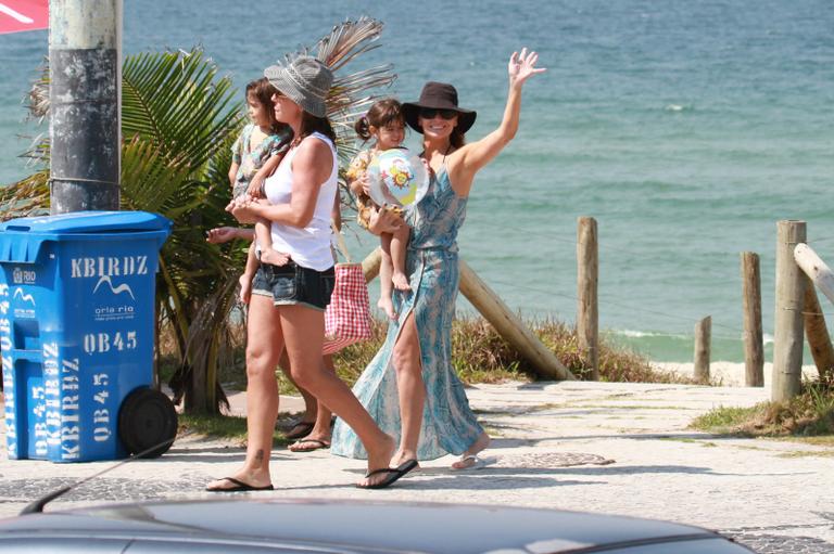 Giovanna Antonelli: biquíni comportado para dia de praia com as gêmeas