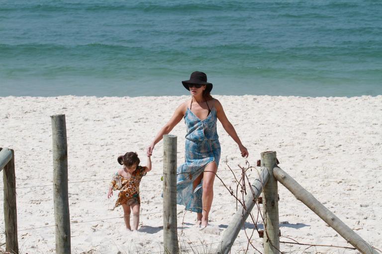 Giovanna Antonelli: biquíni comportado para dia de praia com as gêmeas