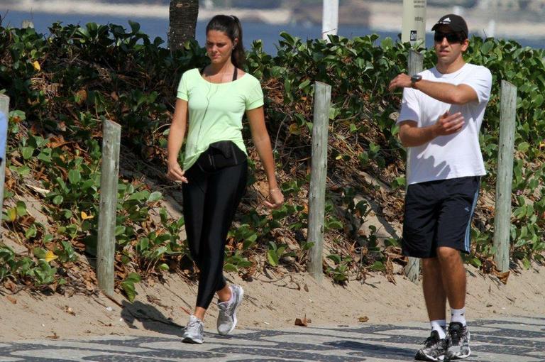 Daniella Sarahyba se exercita pela orla da praia de Ipanema, Rio de Janeiro