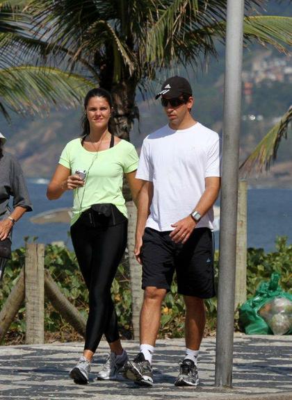 Daniella Sarahyba se exercita pela orla da praia de Ipanema, Rio de Janeiro