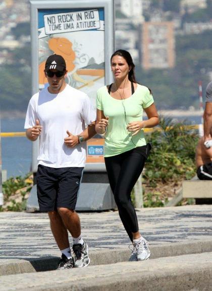 Daniella Sarahyba se exercita pela orla da praia de Ipanema, Rio de Janeiro