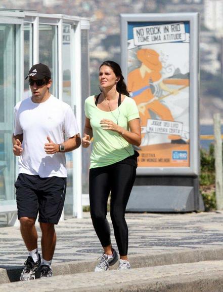 Daniella Sarahyba se exercita pela orla da praia de Ipanema, Rio de Janeiro