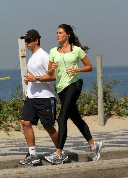 Daniella Sarahyba se exercita pela orla da praia de Ipanema, Rio de Janeiro