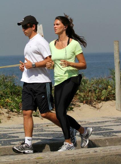 Daniella Sarahyba se exercita pela orla da praia de Ipanema, Rio de Janeiro